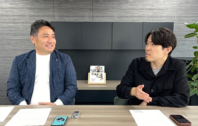 右:アミタHD代表・末次、左:MIMIGURI代表・安斎氏